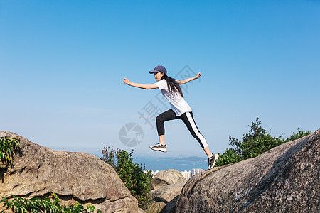 山上看城市户外跳跃运动的女性背景