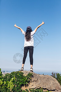 点赞站山顶的美女背景背景