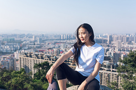 户外登山休息美女人像背景图片