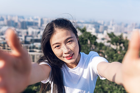 户外对镜头美女背景图片