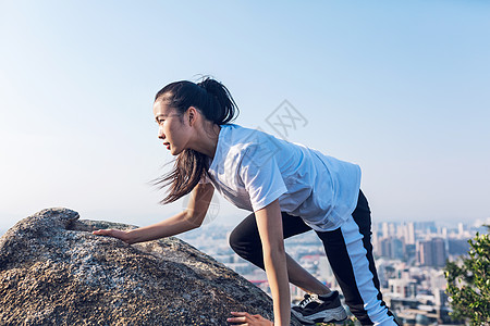 坐着石头上美女户外石头上攀岩女性背景