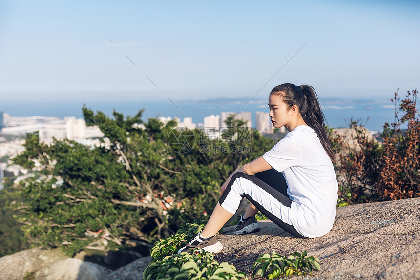 坐石头上的女性人像图片