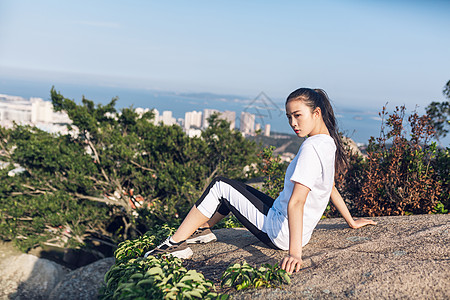 厦门城市公园山顶坐石头边的女性图片