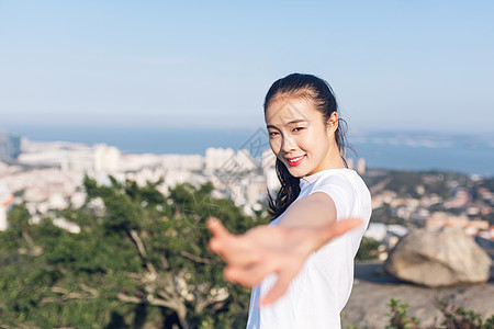 城市公园山顶伸手美女图片