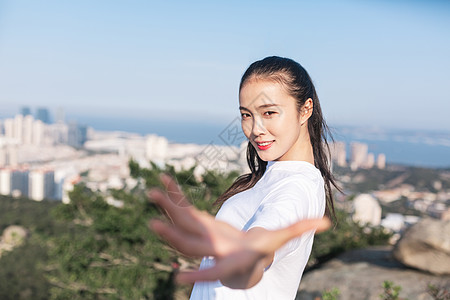 山顶牵手美女人像高清图片