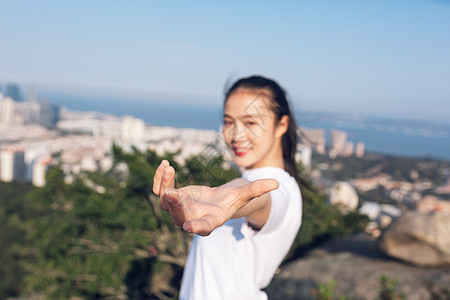 郊外山顶牵手美女高清图片