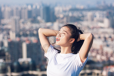 厦门城市公园山顶休息的美女图片