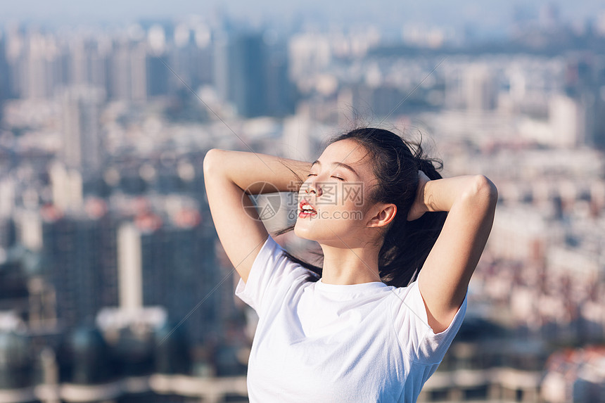 厦门城市公园山顶休息的美女图片