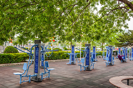 室外健身器材街区的健身广场背景