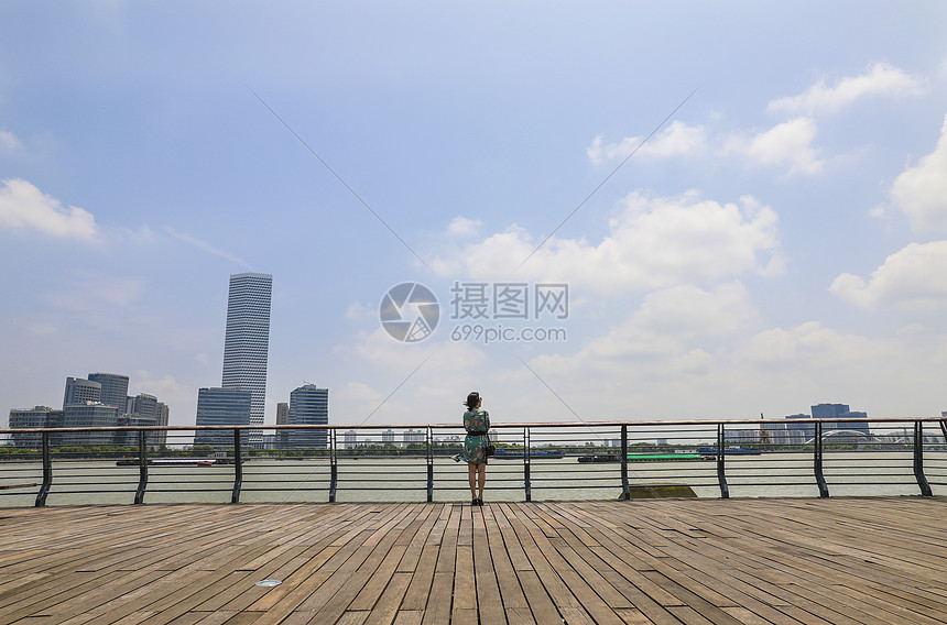 站在上海城市滨江平台欣赏风景的美女背影图片