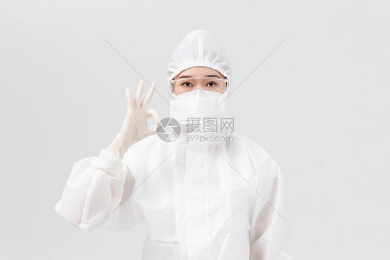 穿防护服OK手势的医护人员形象图片