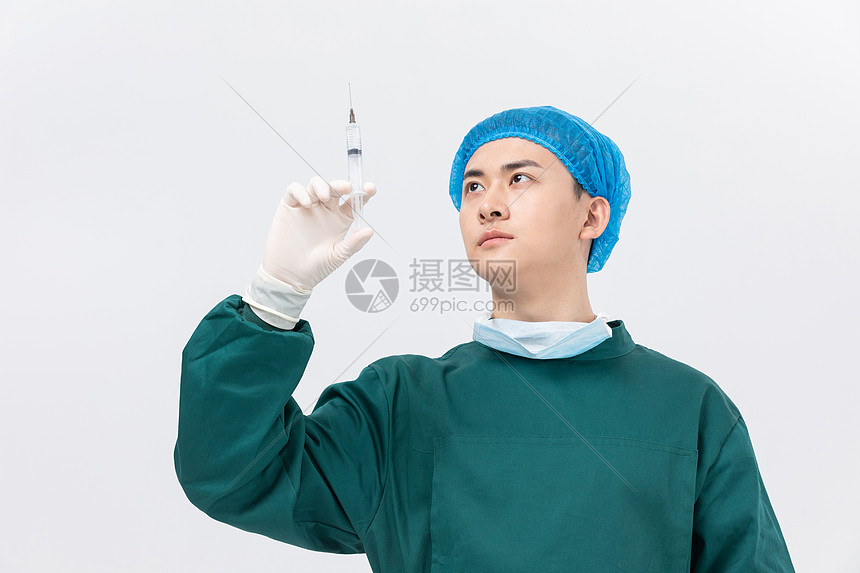 穿手术服拿针管的医生