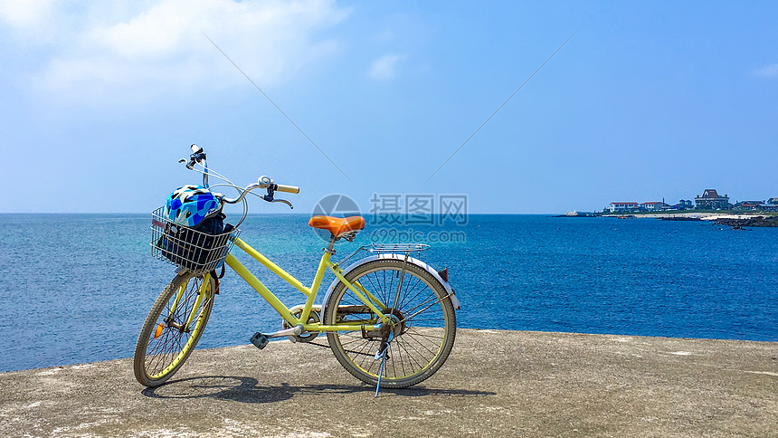 海边自行车骑行在路上图片