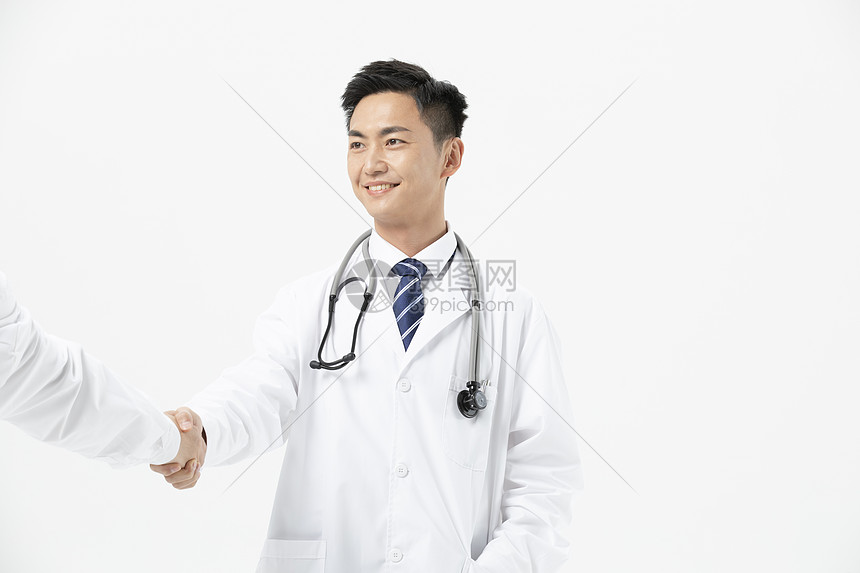 男性医生握手图片