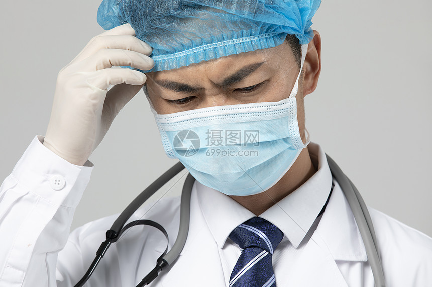 防疫医生戴口罩悲伤痛苦表情