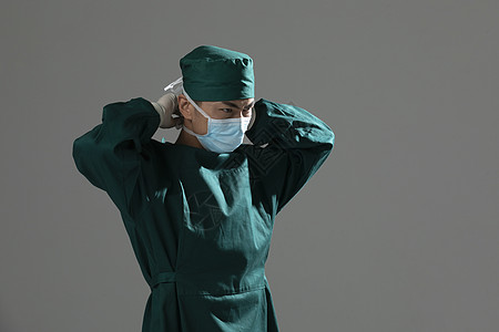 男性手术服医生戴口罩图片