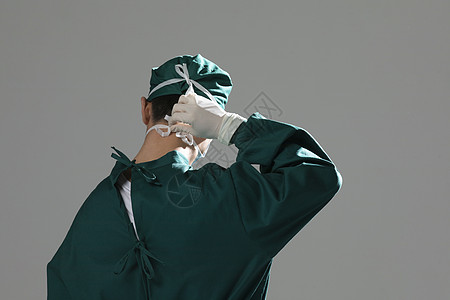 男性手术服医生戴口罩背影图片