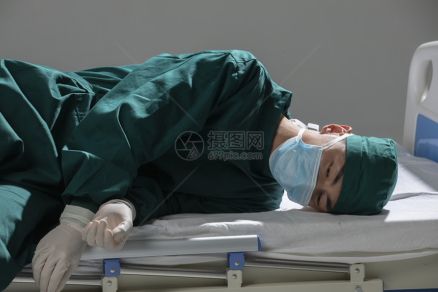 男性手术服医生戴手套