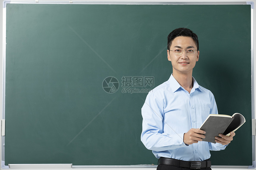 黑板前的男性教师讲课