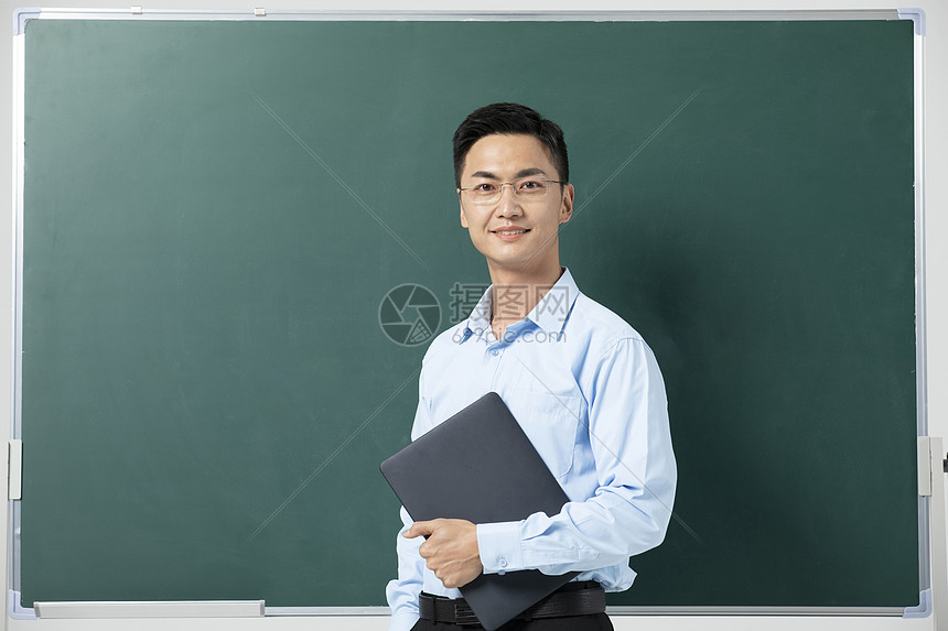 黑板前的男性教师讲课