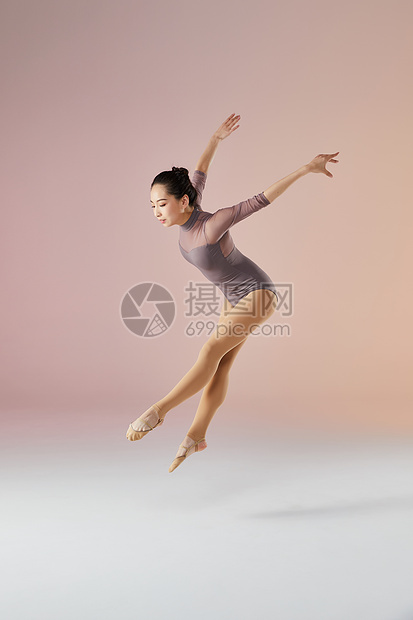 年轻美女艺术体操跳跃动作图片