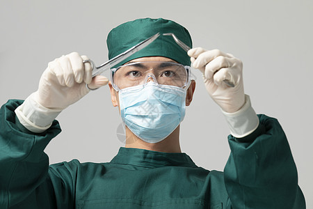 男性手术服医生拿着手术剪刀图片