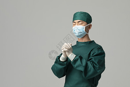 男性手术服医生双手祈福图片