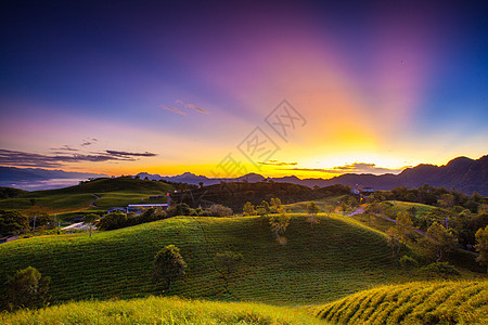 山间云雾云雾缭绕风光背景