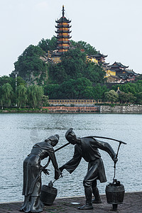 镇江金山寺下的白娘子和许仙雕塑背景