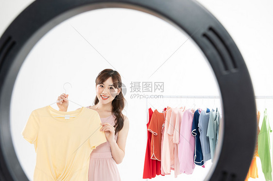 美女时尚主播手机直播卖衣服图片