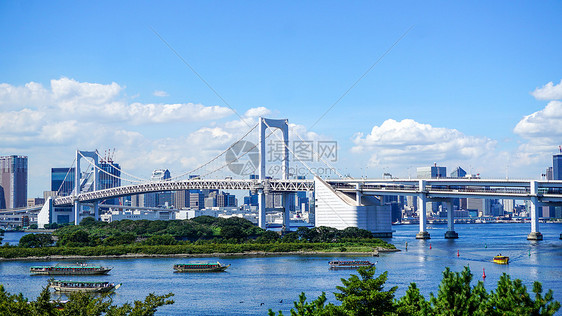 蓝天白云下的日本东京台场彩虹大桥图片