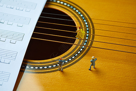 微距创意静物音乐吉他小人图片