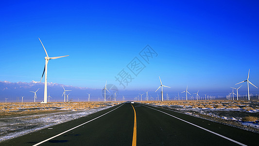 风力发电机新疆荒漠公路风力发电站风车背景