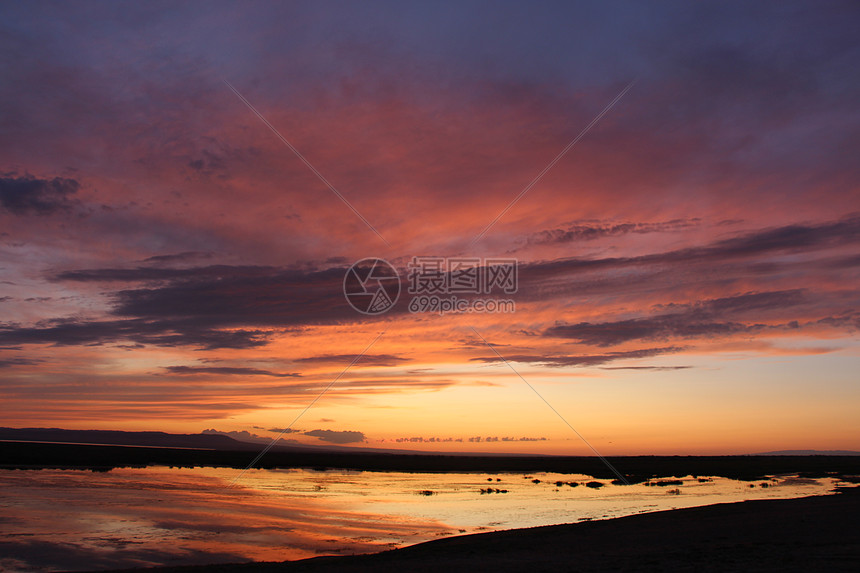 新疆湖边特色夕阳余晖粉嫩少女天空图片