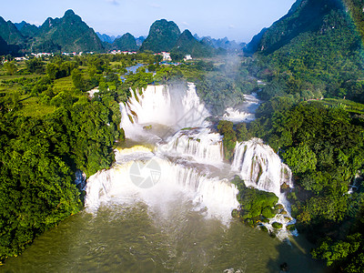 鸟瞰树林广西德天大瀑布背景