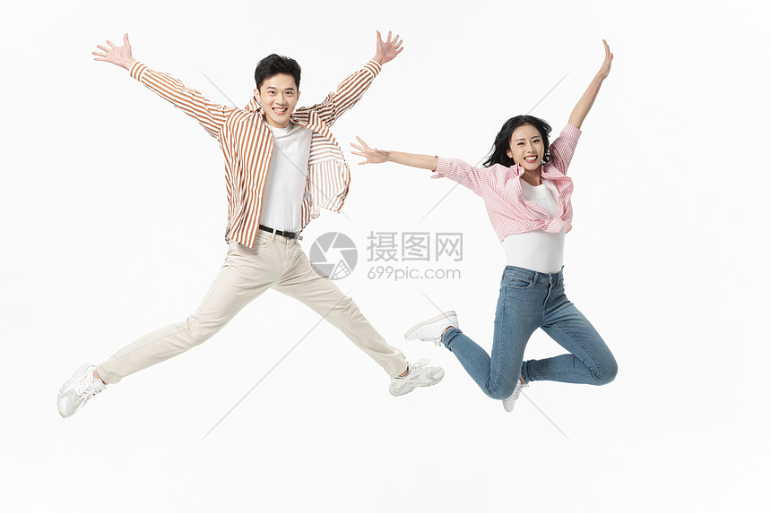 活力青年男女大学生跳跃动作图片