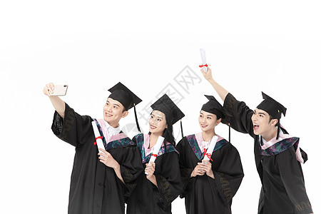 大学毕业生用手机自拍毕业照图片