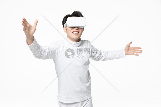 年轻男士体验VR眼镜图片