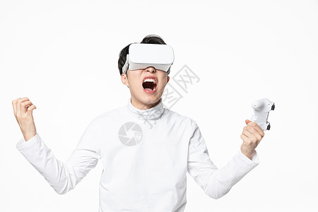 年轻男士使用VR眼镜玩游戏图片