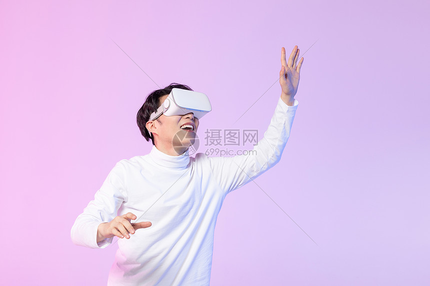 年轻男士体验VR眼镜图片