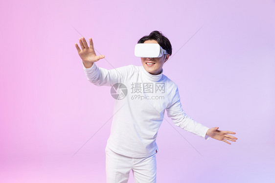 年轻男士体验VR眼镜图片