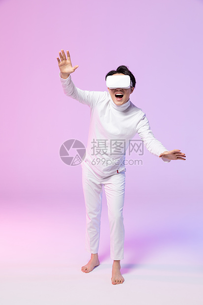 年轻男士体验VR眼镜图片