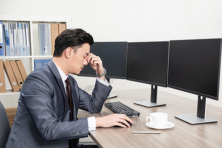 商务男性办公室电脑桌前理财加班劳累头疼图片