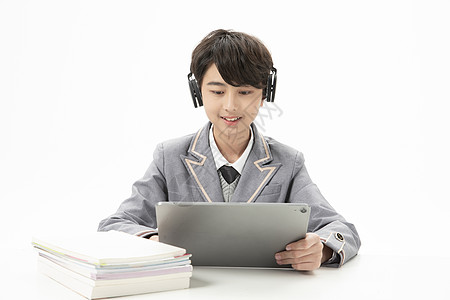 青少年礼仪使用平板电脑上网课的男孩背景