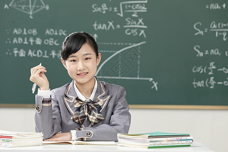 在课堂上学习的初中生女孩形象图片