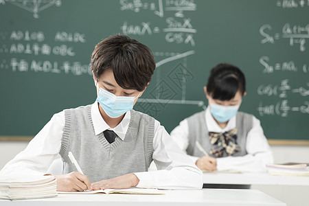 学生写书法戴口罩写作业的中学生背景