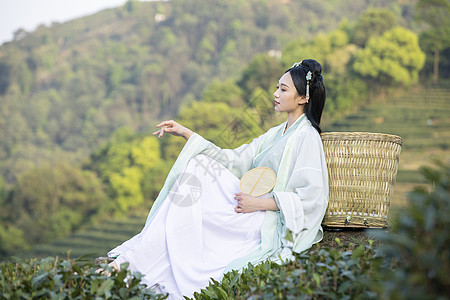 夏装女模特汉服古装美女坐在茶园中休息背景