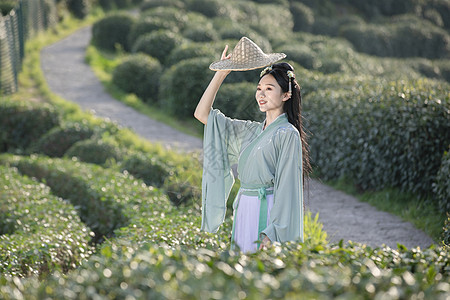 汉服古装美女拿斗笠遮阳背景图片