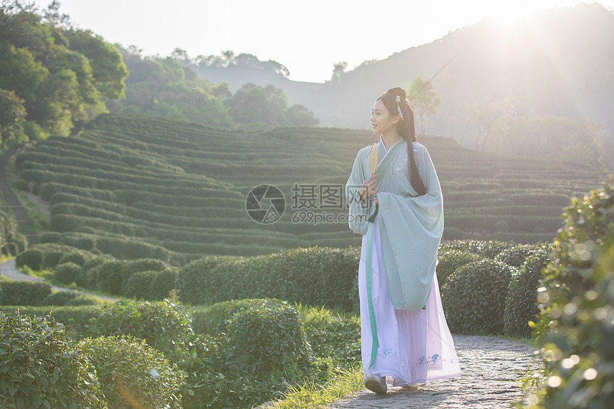 汉服古装美女行走在茶园中图片