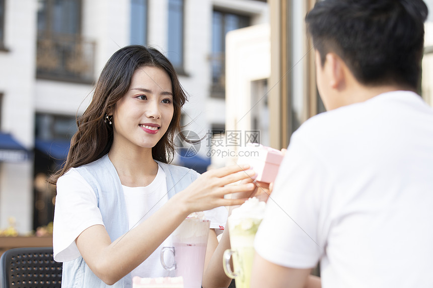 年轻男士送礼物给女友图片